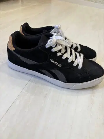 리복 블랙 스웨이드 스니커즈