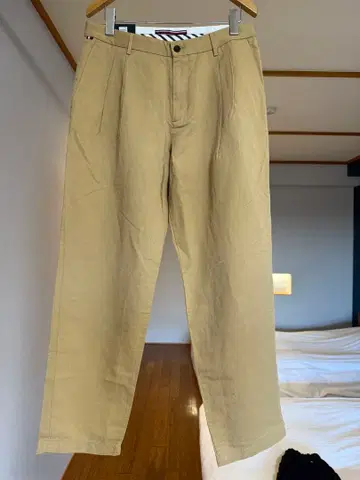 새상품 반값 이하 Tommy Hilfiger 베이지 치노 팬츠