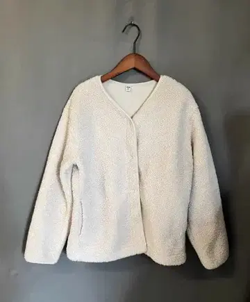 크림색 플리스 자켓 버튼 포함