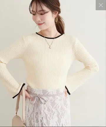 내추럴 꾸뛰르 플레어 소매 배색 리브 니트