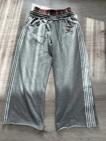 Aelfric Eden [ 엘프릭 에덴 ] 4 라인 스웨트 팬츠