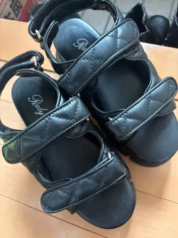 Rady 블랙 퀼팅 통굽 샌들