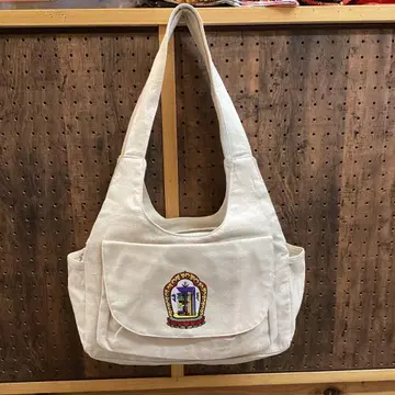 크림색 자수 숄더백