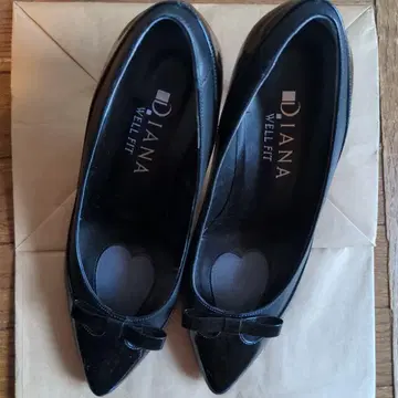 DIANA 블랙 하이힐 펌프스