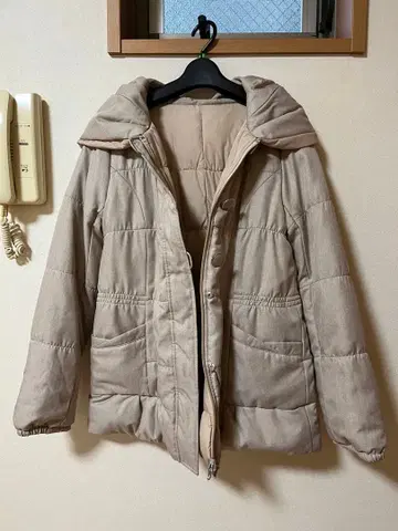 베이지 리버서블 후드 부착 다운 자켓
