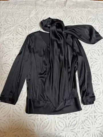 wb (moga 자매 브랜드) 실크 블라우스 38 블랙 중고 자택 보관품