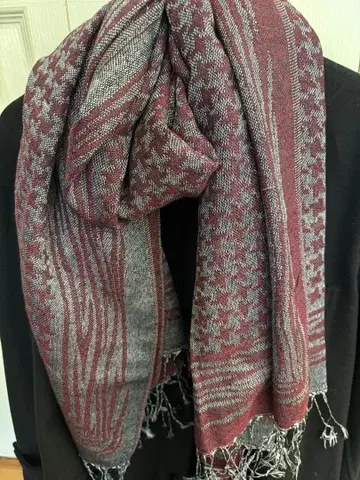 버건디와 그레이의 스톨