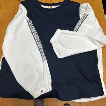 네이비와 화이트의 자수 긴팔 상의