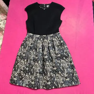 새상품 아베닐 에투알 슬리브리스 무릎 기장 원피스 듀텔사 원단