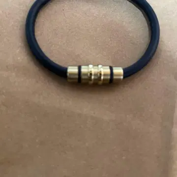 실리콘제 블랙 팔찌 금속 부품 포함 트랑코테