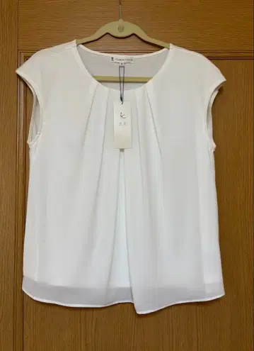 새상품 [쿠미쿄쿠] 화이트 슬리브리스 블라우스 L 사이즈