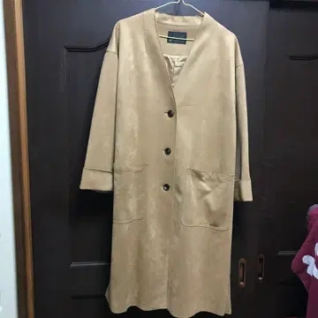 베이지 스웨이드풍 롱 코트