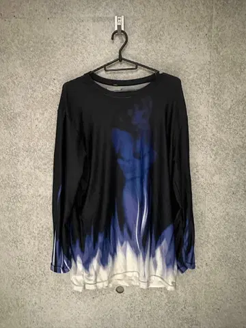 블랙과 파랑의 그라데이션 긴팔 티셔츠