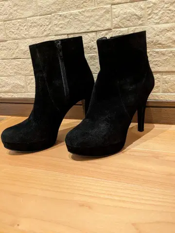 DIANA 블랙 스웨이드 부티