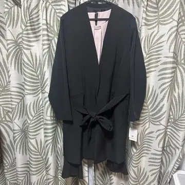 블랙 벨트 포함 롱 코트, 블라우스 포함 수트 셋업