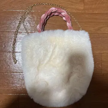 화이트 퍼 숄더백