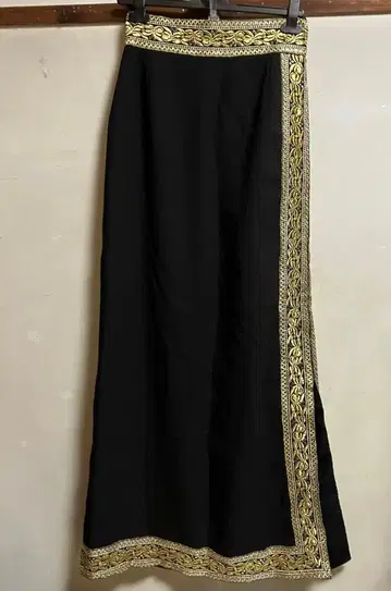 블랙 타이트 스커트 골드 컬러 자수 슬릿 포함