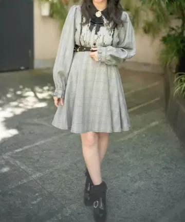 ROJITA 브로치 레이스 절개 크로스 벨트 원피스 (그레이)