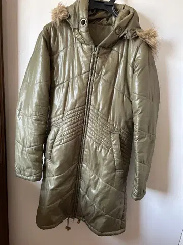 올리브 그린 후드 부착 다운 자켓