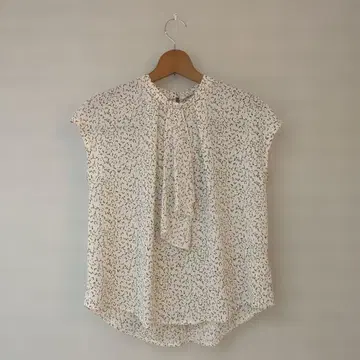 화이트 도트 무늬 리본 포함 반팔 상의