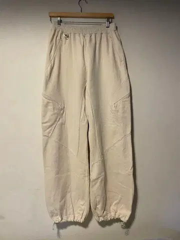 크림색 조거 팬츠 사이드 포켓 포함 KAIKO