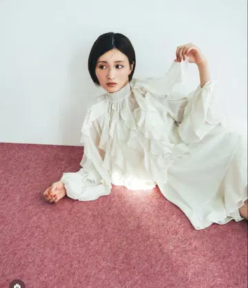 코코딜 프릴 긴팔 화이트 블라우스 미사용 새상품!!