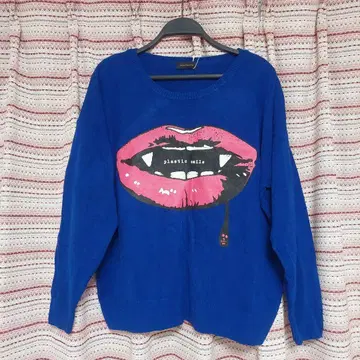 [ 새상품 ] WORLD WIDE LOVE! 뱀파이어 키스 프린트 스웨터