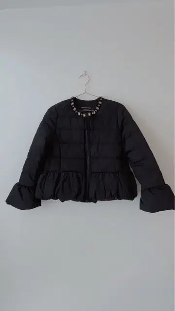 비쥬 프릴 다운 자켓 블랙