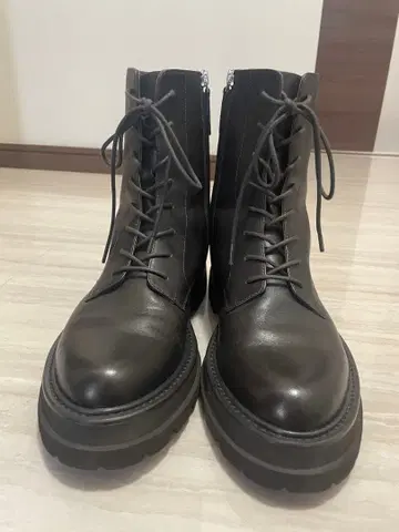 APOM 트랙 밑창 레이스업 부츠