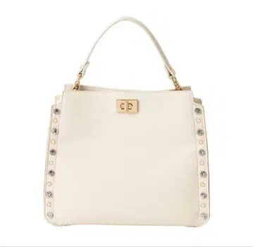 DIANA 스터드 장식 화이트 숄더백