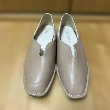 베이지 가죽 플랫슈즈