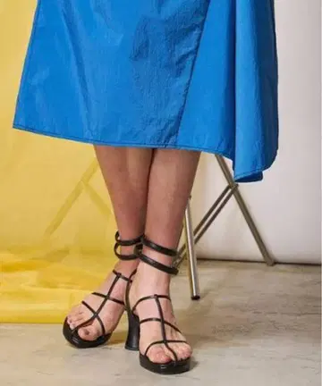 MAISON SPECIAL 라운드 스트랩 샌들