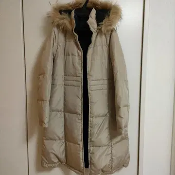 베이지 블랙 리버서블 롱 다운 자켓 퍼 후드