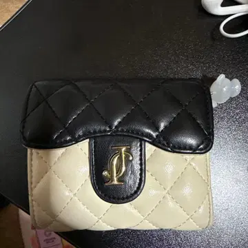 3단 폴더형 지갑 블랙과 베이지 퀼팅