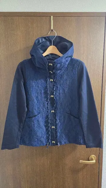 알베로베로 레이스 패턴 자수 후드 블루종