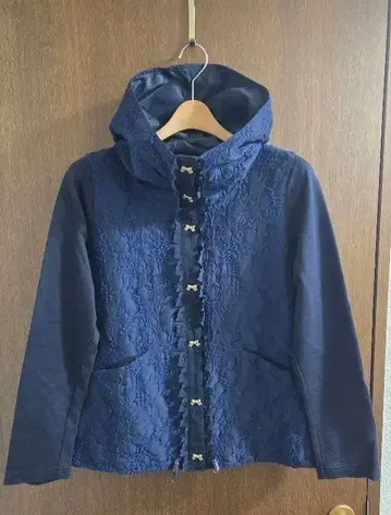 알베로베로 레이스 패턴 자수 후드 블루종