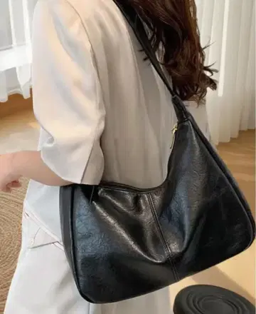 블랙 레더풍 숄더백