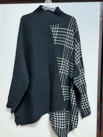 비대칭 니트탑 블랙과 화이트 체크 무늬