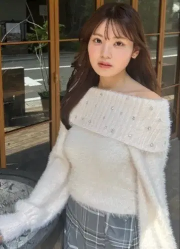 오프숄더 비쥬 샤기 니트탑