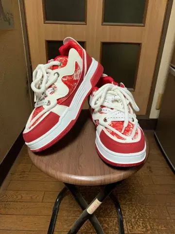 빨흰 스니커즈 숫자 디자인