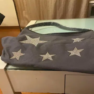 별 자수 그레이 숄더백