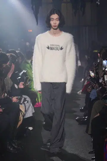 MASU BRUSHED SWEATER 24aw 화이트 니트 스웨터