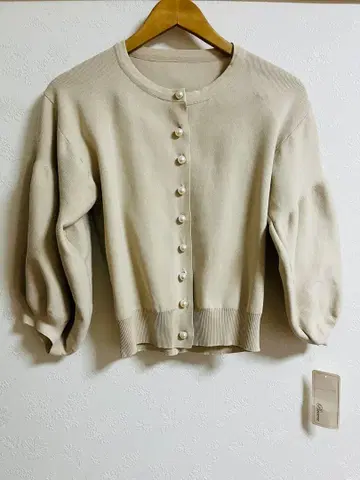 미사용 새상품, 예쁜 진주가 멋진 세련된 가디건, 베이지, 식사 모임에도