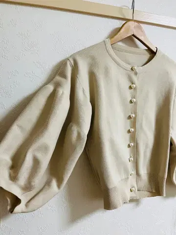 미사용 새상품, 예쁜 진주가 멋진 세련된 가디건, 베이지, 식사 모임에도