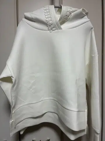 치카자와 레이스 후드 부착 화이트 후드티 F