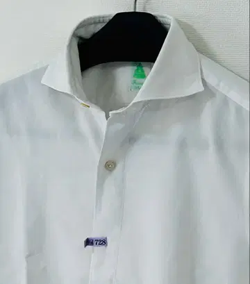 피나모레 화이트 긴팔 셔츠 호리즌탈 칼라