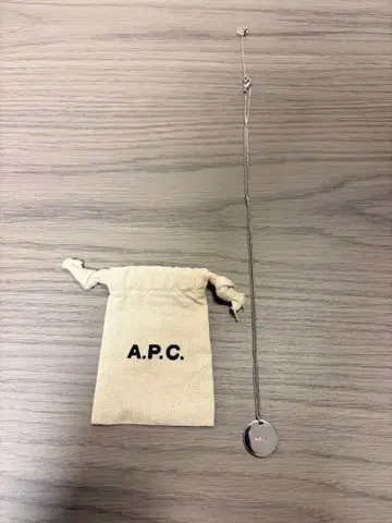 A.P.C. (아페쎄) 로고 펜던트 목걸이 실버