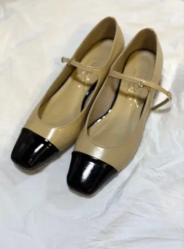 베이지와 블랙의 토캡 펌프스