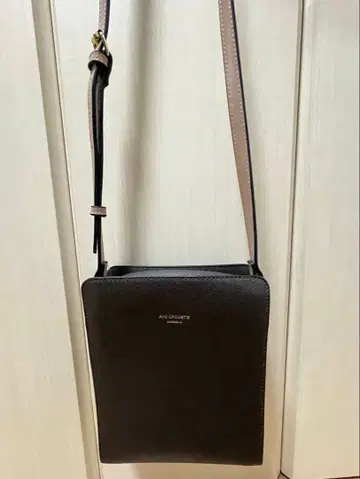 앤 슈에트 세로형 스퀘어 숄더백