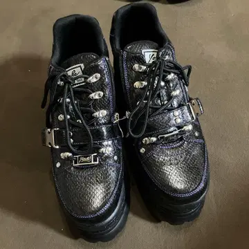 지퍼 달린 블랙 통굽 스니커즈